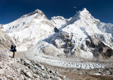 Everest ile turist Pumo RI temel kampından