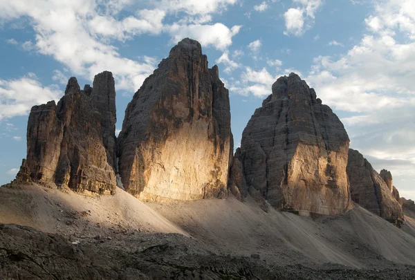 晚上或的视图，其中包括 Zinnen Tre 犯罪 di Lavaredo — 图库照片