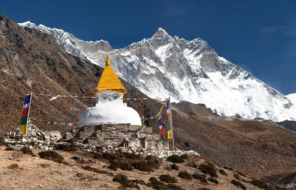 Stupa y pueblo de Dingboche con el monte Lhotse — Foto de Stock