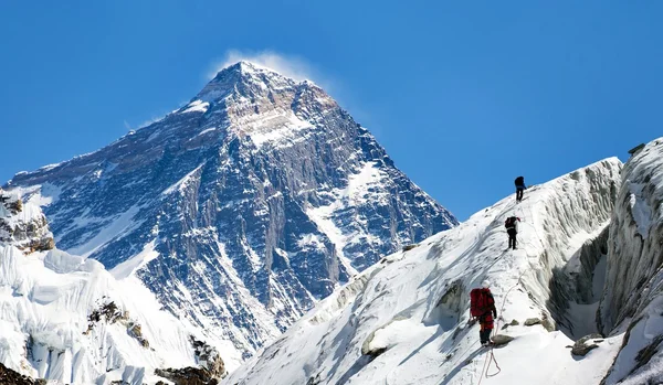 Pohled na Everest z údolí Gokyo skupinou horolezců — Stock fotografie