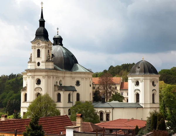 Wallfahrtskirche und Kloster in Krtiny — Stockfoto