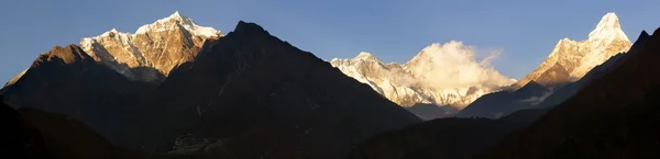 Ama Dablam, Lhotse, Nuptse and top of Everest - Nepal — Stock Photo, Image