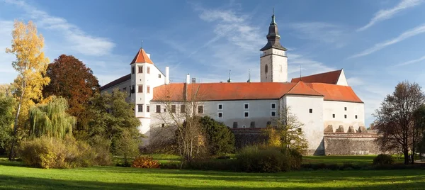 Panorama över Telč eller Teltsch staden slottet eller chateau — Stockfoto