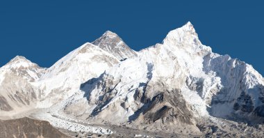 güzel gökyüzü Everest dağının panoramik