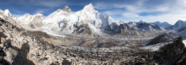 güzel gökyüzü Everest dağının panoramik
