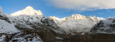 Sabah panoramik Annapurna dağına aralığından