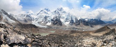 Everest dağının panoramik görünüm