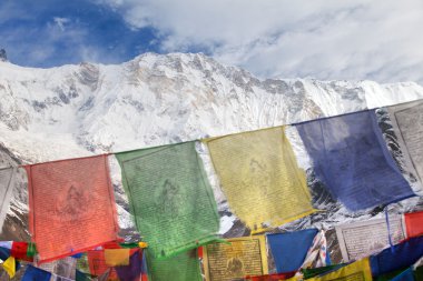 Budist dua bayrakları ve Annapurna dağına