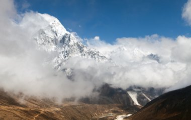 Mount Ama Dablam bulutlar içinde