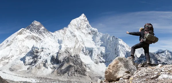 Mount Everest från Kala Patthar med turist — Stockfoto