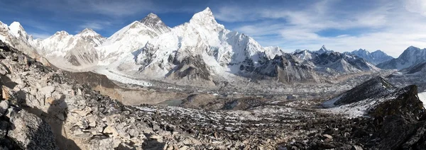 Vista panorámica del Monte Everest con hermoso cielo —  Fotos de Stock