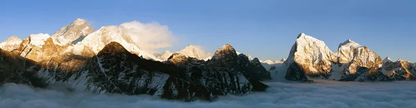 Evening panoramic view of mount Everest — Stock Photo, Image
