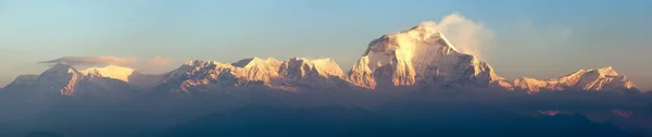 Morgon panoramautsikt över berget Dhaulagiri — Stockfoto