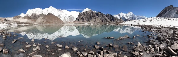 Mount Cho Oyu mirroring in lake - Cho Oyu base camp — Stock Photo, Image