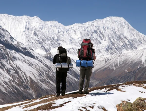 Två vandrare och Mount tilicho — Stockfoto