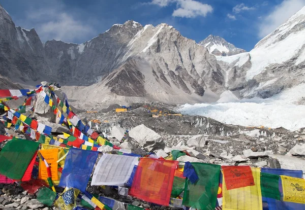 Tekintettel a Mount Everest alaptáborba az imajelzőkkel — Stock Fotó