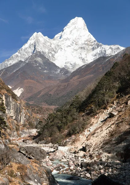 Az AMA Dablam hegyre néző köves és fahíd — Stock Fotó