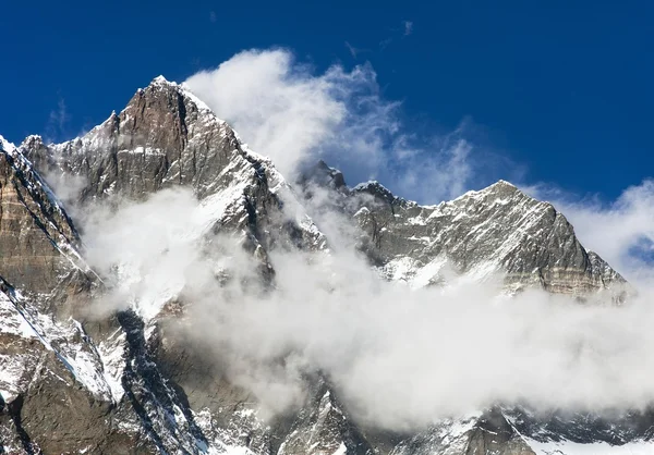 Oben auf lhotse und nuptse mit Wolken auf der Spitze — Stockfoto