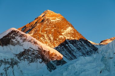 Akşam dağ herhangi bir zamanda Kala Patthar üzerinden görünümünü renkli