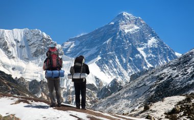 turistlerle Everest Dağı görünümü
