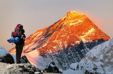 Akşam turist Everest Dağı manzaralı renkli