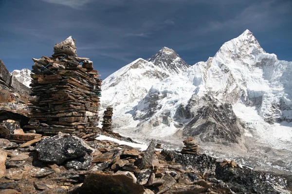 Everest y Nuptse de Kala Patthar con pirámides de piedra — Foto de Stock