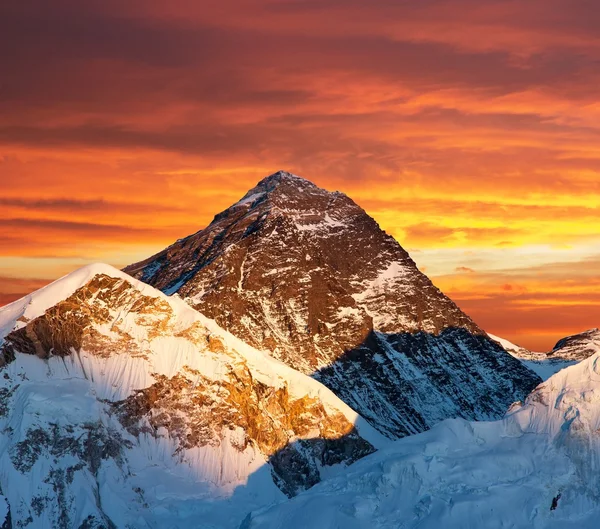 Vista nocturna en color del Monte Everest desde Kala Patthar —  Fotos de Stock