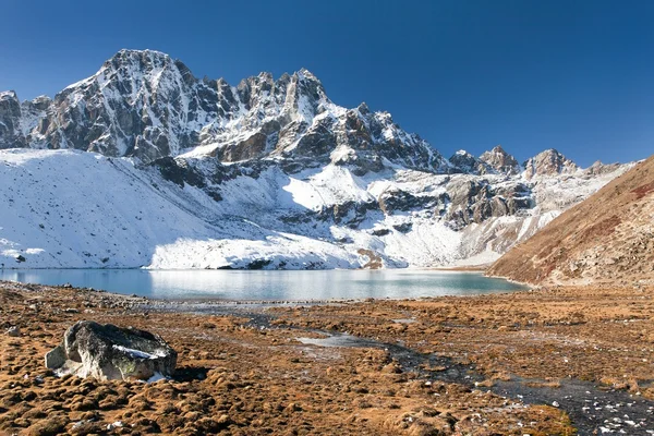 Dudh pokhari Gokyo jeziora i szczyt Phari Lapche — Zdjęcie stockowe