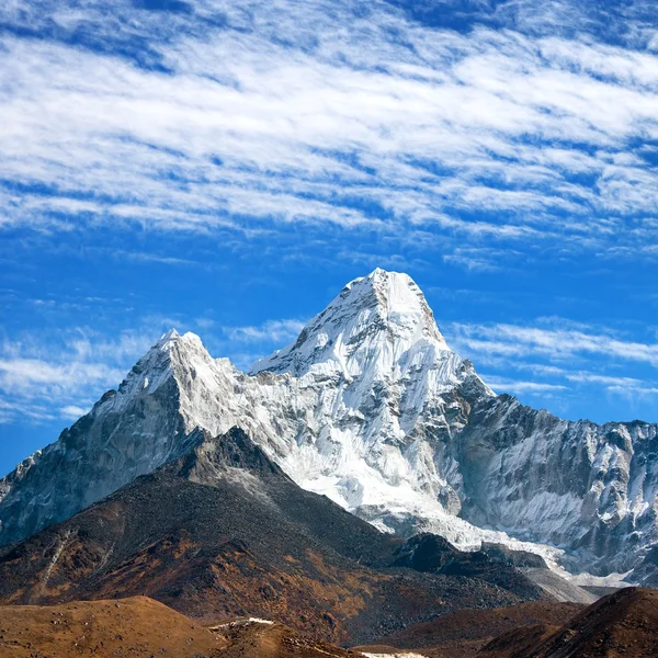 View of Ama Dablam with beautiful cloudy sky — Stock Photo, Image