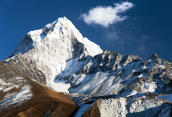 Ama Dablam güzel gökyüzü ile monte