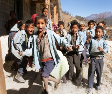 Nepal okul çocuklar Batı Nepal Rara göle yakın