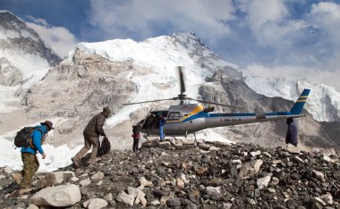 Everest Dağı'nın temel kampta helikopter