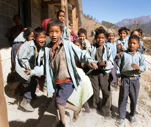 Bambini delle scuole nepalesi vicino al lago Rara nel Nepal occidentale — Foto Stock