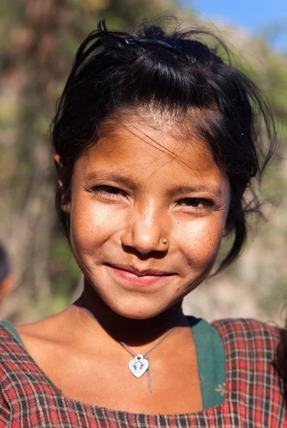 Bambino nepalese, testa di giovane ragazza, nel Nepal occidentale — Foto Stock