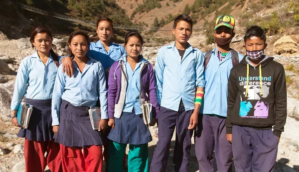 Gruppo di giovani della scuola nepalese — Foto Stock