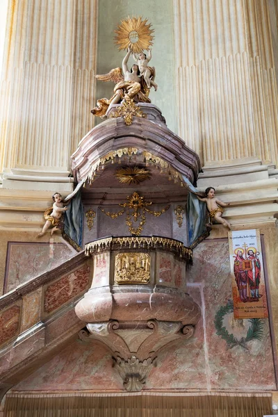 Pulpito della Chiesa del Pellegrinaggio nel villaggio di Krtiny — Foto Stock