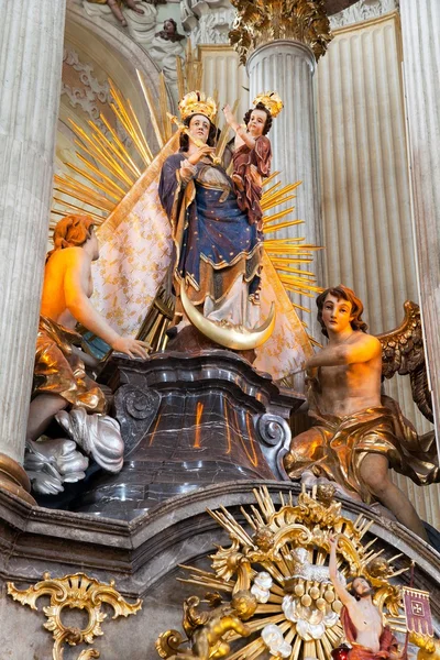 Interiores de la iglesia de peregrinación en la aldea de Krtiny — Foto de Stock