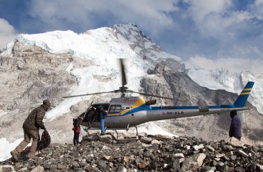 Everest Dağı'nın temel kampta helikopter