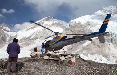 Everest Dağı'nın temel kampta helikopter
