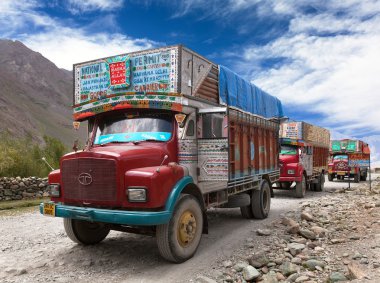 Himalaya yolunda renkli kamyonlar markası Tata