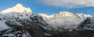 Sabah panoramik Annapurna dağına aralığından