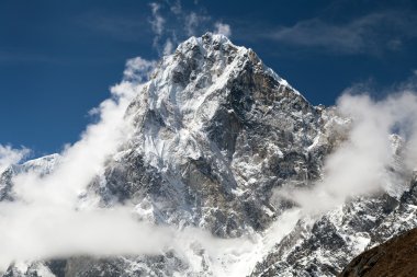 Mount Arakam Tse ve Cho La Pass yakınlarındaki bulutlar