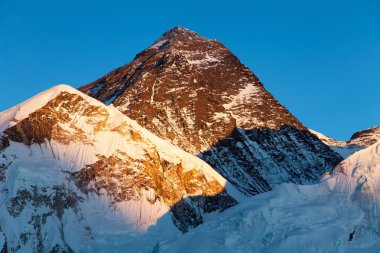 Akşam dağ herhangi bir zamanda Kala Patthar üzerinden görünümünü renkli