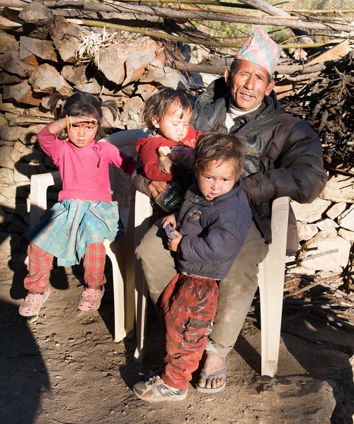 Homem e três crianças em Sim aldeia, ocidental nepal — Fotografia de Stock