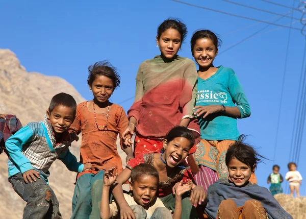 Gruppo di bambini nepalesi vicino al villaggio di Kolti, Nepal — Foto Stock