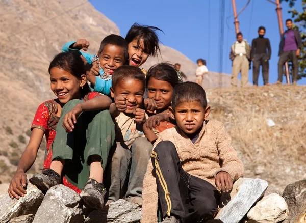 Gruppo di bambini nepalesi vicino al villaggio di Kolti, Nepal — Foto Stock