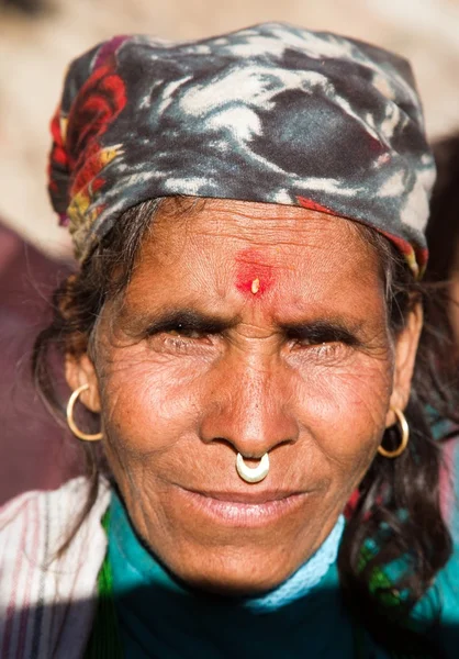 Calore della donna nepalese, Nepal occidentale vicino al villaggio di Kolti — Foto Stock
