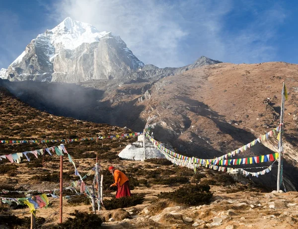 Boeddhistische monnik Stupa gebed vlaggen in de buurt van Pangboche klooster — Stockfoto