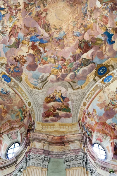 Interiores de la iglesia de peregrinación en la aldea de Krtiny — Foto de Stock