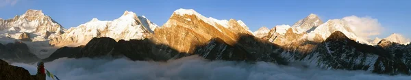 Вечір панорамний вид на гору Еверест — стокове фото